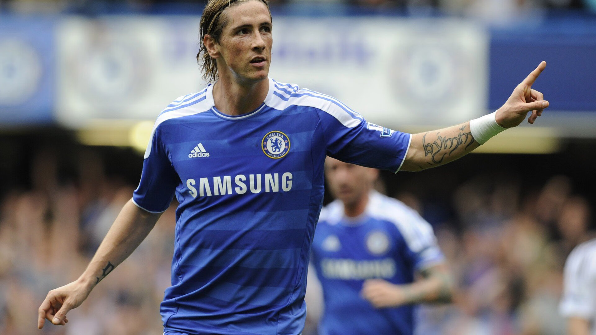 世界铁人三项杯赛哥斯达黎加站 热带暴雨中中国女选手滑倒爬起坚持完赛